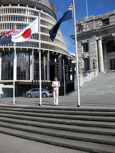 牧山ひろえ・ニュージーランド国旗と日本国旗